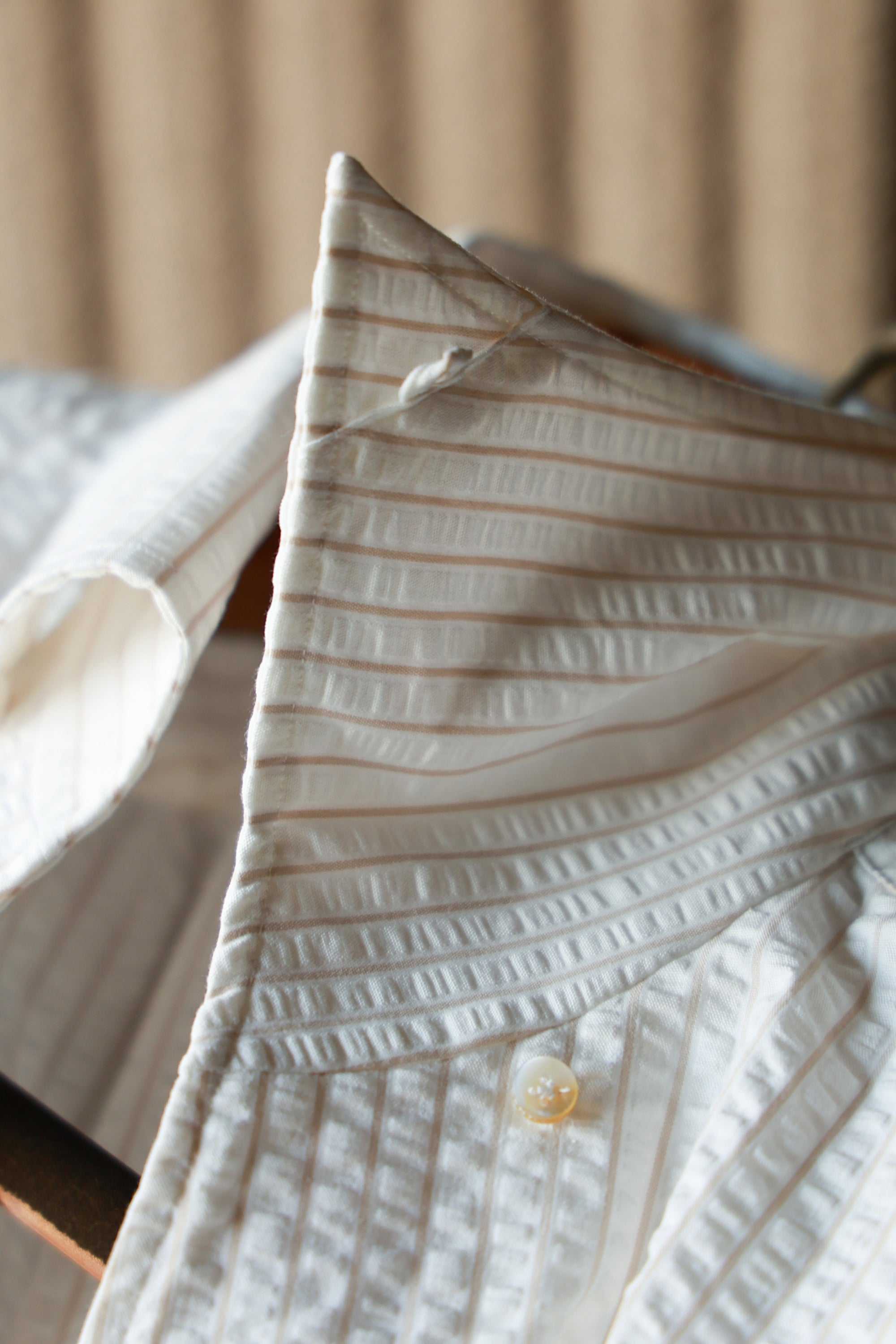 Ugentle One-piece Collar Shirt — Seersucker Beige Pencil Stripe